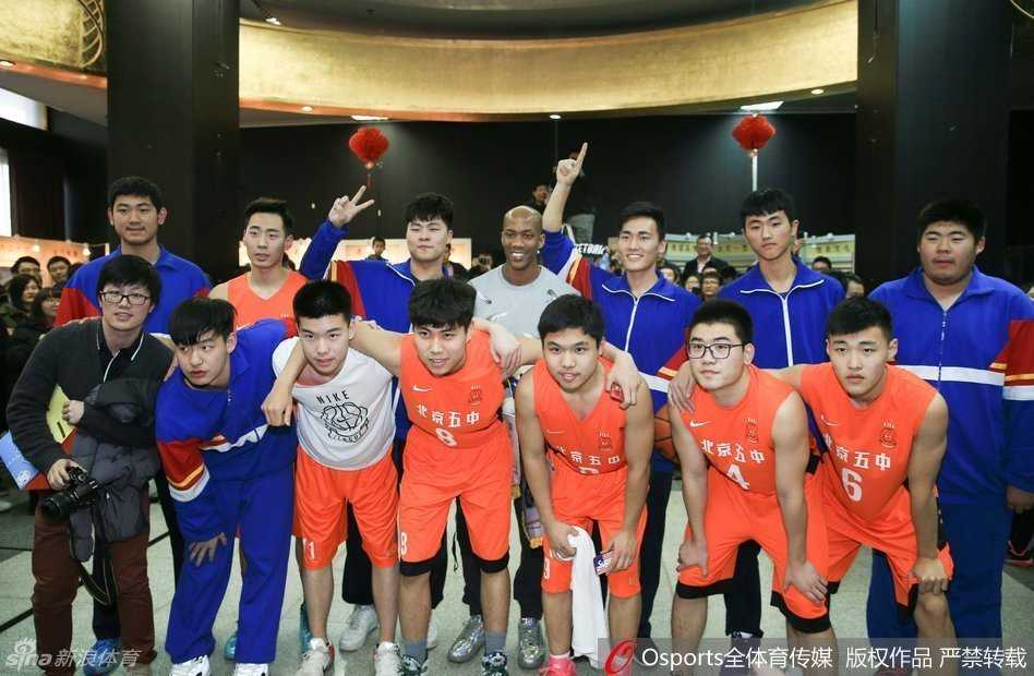 四十不惑再出发:马布里生日会上泪别失意,誓言为京城球迷再战一年 在众人簇拥下,马布里俯身吹灭象征‘40岁’的生日蜡烛,身旁的定制蛋糕上清晰地写着‘爱就是爱’,这句他的信条在这一刻被球迷的深情完美诠释。