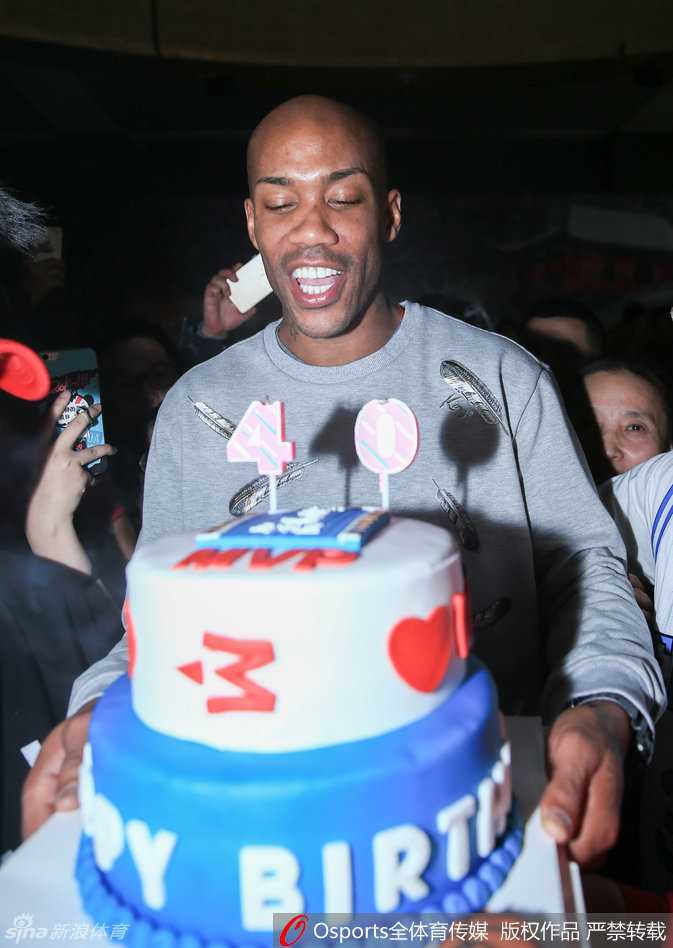 四十不惑再出发:马布里生日会上泪别失意,誓言为京城球迷再战一年 几位幸运的小球迷获得了与马布里单独合影的机会,老马亲切地俯身揽着孩子们的肩膀,对着镜头露出灿烂的笑容,画面定格在这温馨的一刻。