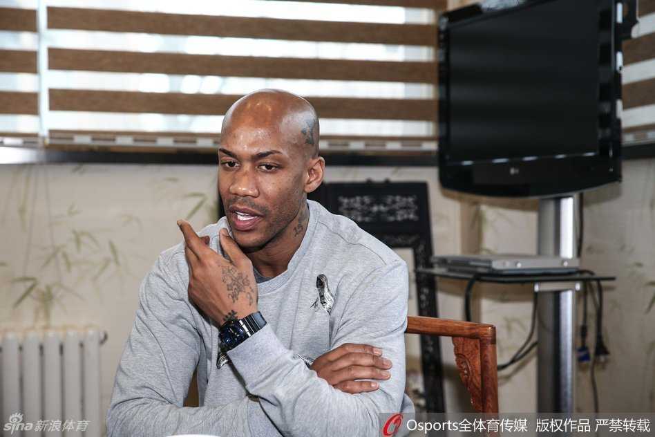 四十不惑再出发:马布里生日会上泪别失意,誓言为京城球迷再战一年 生日会结束后,马布里坐在桌前为热情的球迷们逐一签名,他神情专注而耐心,面前摆满了球迷递来的球衣和照片,以此回馈大家的厚爱。