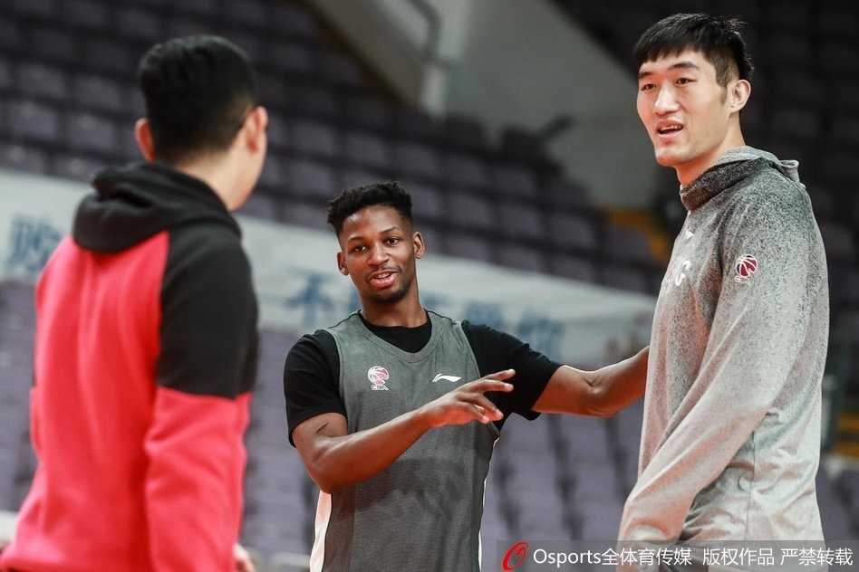 训练结束后的马布里，在场边进行拉伸放松，双腿劈开近乎贴着地面，身体前倾，展现出极佳的身体柔韧性，为即将到来的高强度比赛做着最后的准备。