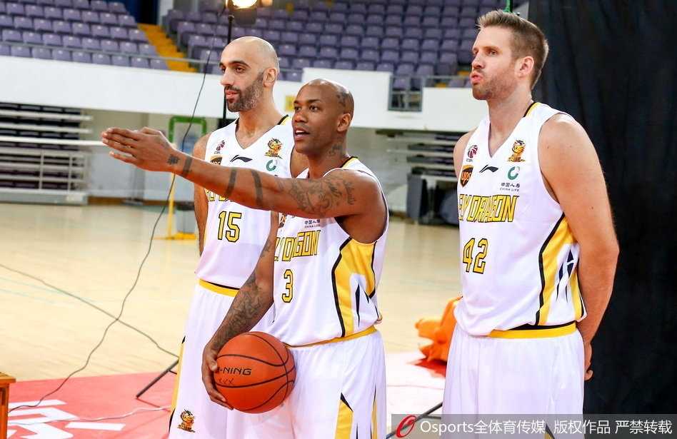 在热烈的拍摄氛围中，马布里与队友们围成一团，大家开怀大笑，老马更是张开双臂仿佛要拥抱所有人，这一刻的欢乐与团结，成为了他谢幕赛季最温暖的注脚。