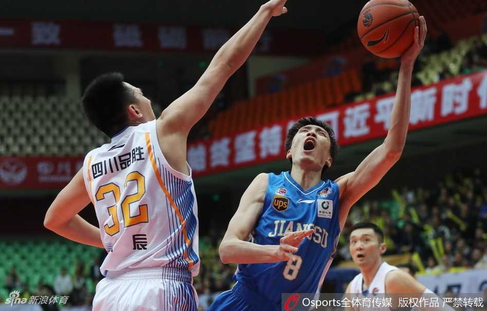 陈辰如猎豹般疾驰前场，接队友抢断传球后腾空而起，上演单手劈扣，青春的活力在此刻绽放。