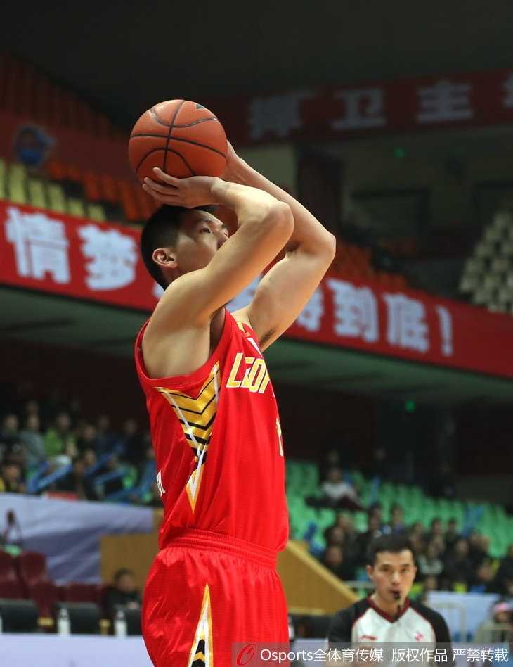 球队灵魂孟达运球组织进攻，他的每一次触球都牵动着球迷的心弦，丰富的经验和冷静的头脑是年轻球员的榜样。