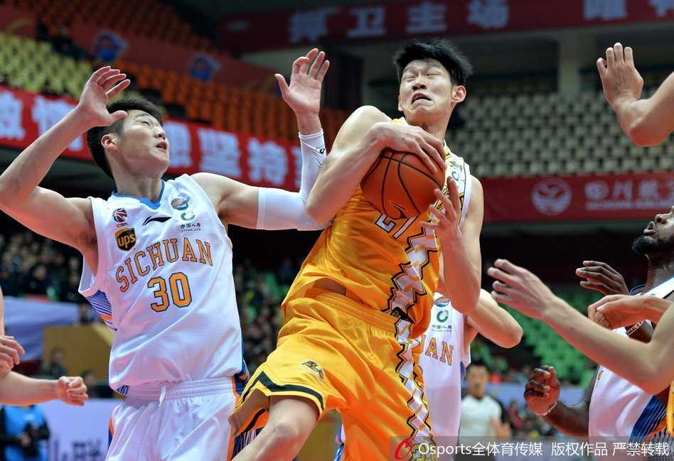 四川小将左朕年本场比赛犹如神兵天降，他在外线果断出手三分，篮球划出一道美丽的弧线直钻网心。