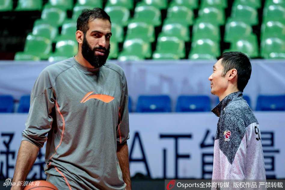 哈达迪篮下强打，亚洲第一中锋在内线展现出绝对的统治力，身后的年轻球员奋力防守却难阻其转身勾手。