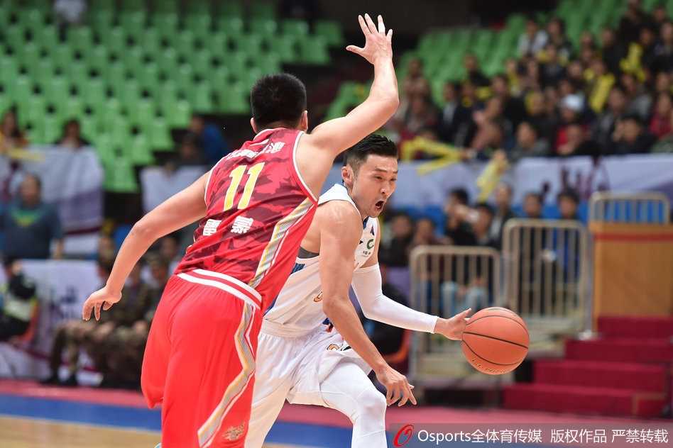 刘炜犹如球队的定海神针，沉稳地控球组织进攻，他的每一次传球都恰到好处，串联起全队的攻击波，诠释着老将的价值。