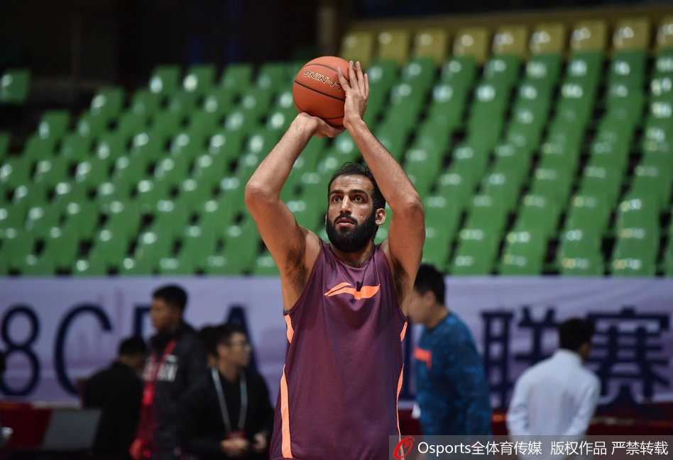 四川男篮备战冲刺 主帅杨学增身先士卒亲临指导 训练场上杨学增持球突破,亲身模拟对手外援进攻节奏,考验本土球员防守