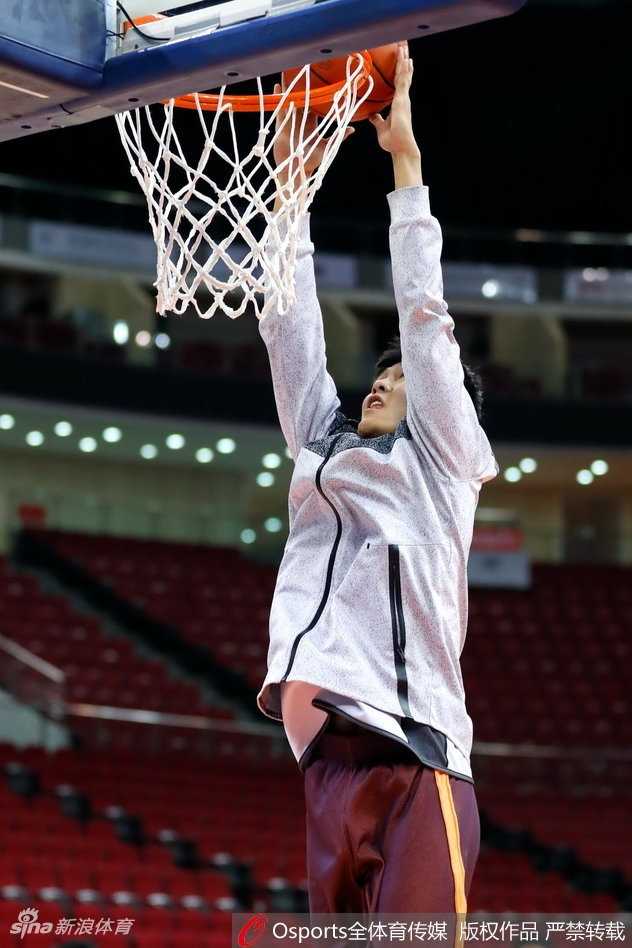 阿拉基与哈达迪并肩而立，两人一边看着场内训练一边交谈，阿拉基比划着手势似乎在请教什么问题。