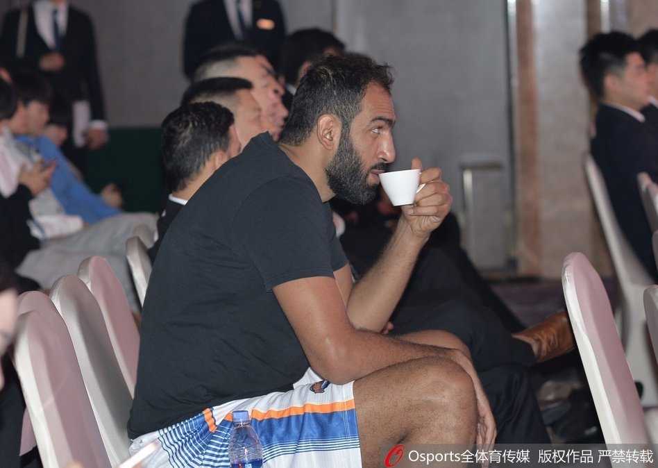 四川男篮全体成员在主题背景板前大合影，教练组、队员、工作人员紧紧靠在一起，大家挥舞着拳头，齐声呐喊的口号仿佛要冲破屏幕，传递出新赛季全力以赴的决心。