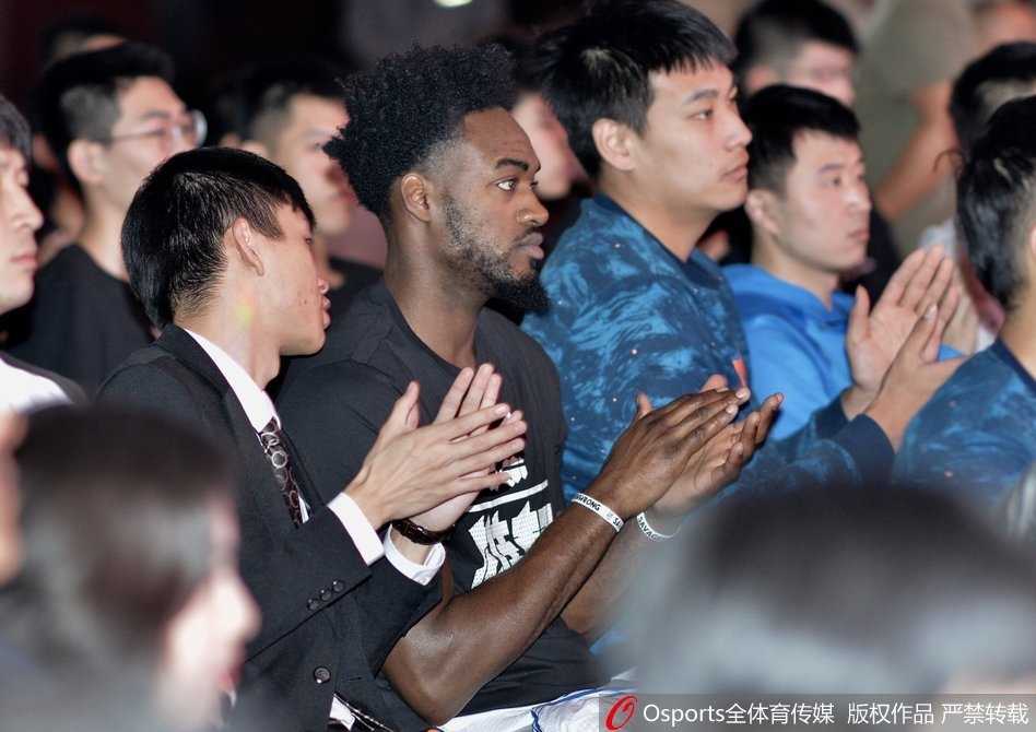 黄荣奇、侯天一等小将站成一排，稚嫩的脸庞上写满了对未来的憧憬，他们虽然还不太习惯闪光灯的聚焦，但胸前的队徽已经提醒着他们职业球员的身份。