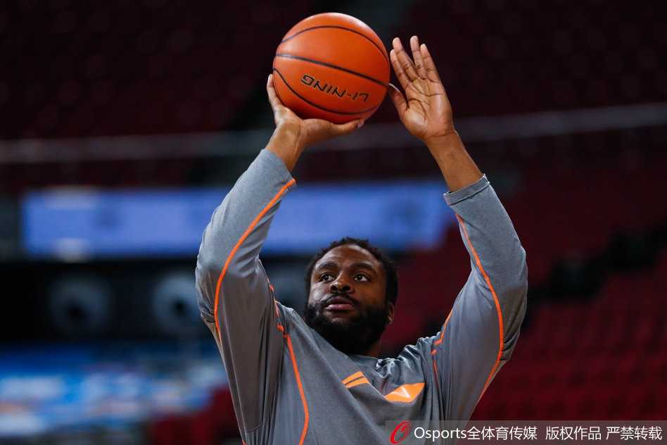 四川队射手群训练中专注投篮，皮球应声入网，弧线完美