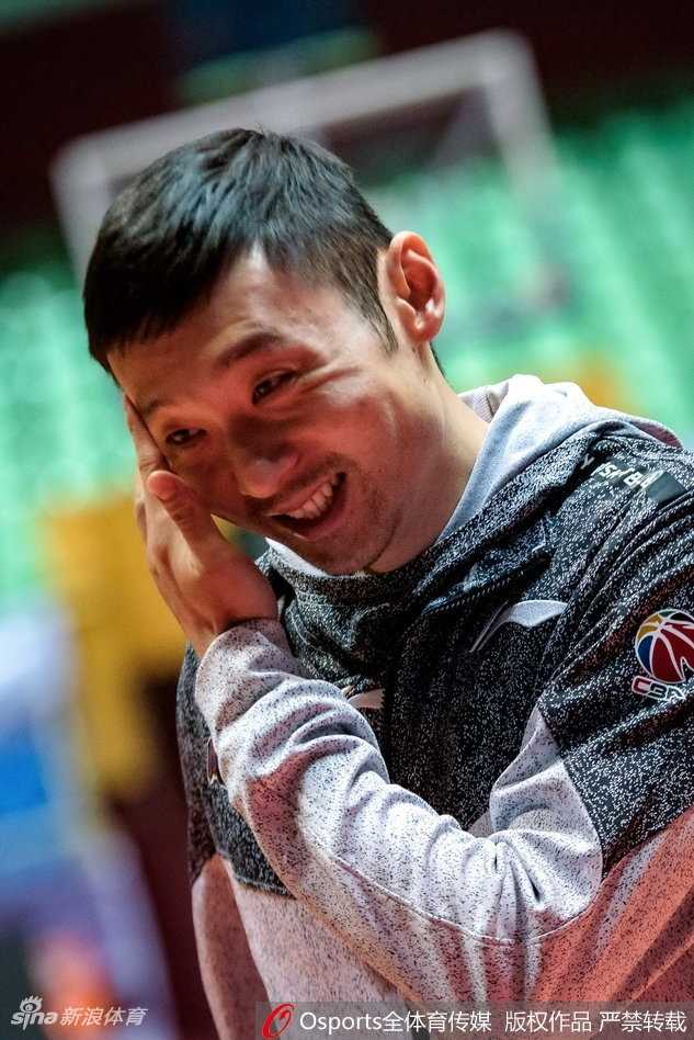 哈达迪在训练间歇与年轻队员开着玩笑，这位内线支柱用轻松的方式传授着经验