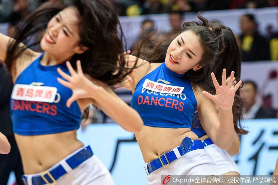 活力四射的四川篮球宝贝们在聚光灯下跃动，整齐划一的舞步伴随着灿烂的笑容，瞬间点燃了赛场的热烈气氛