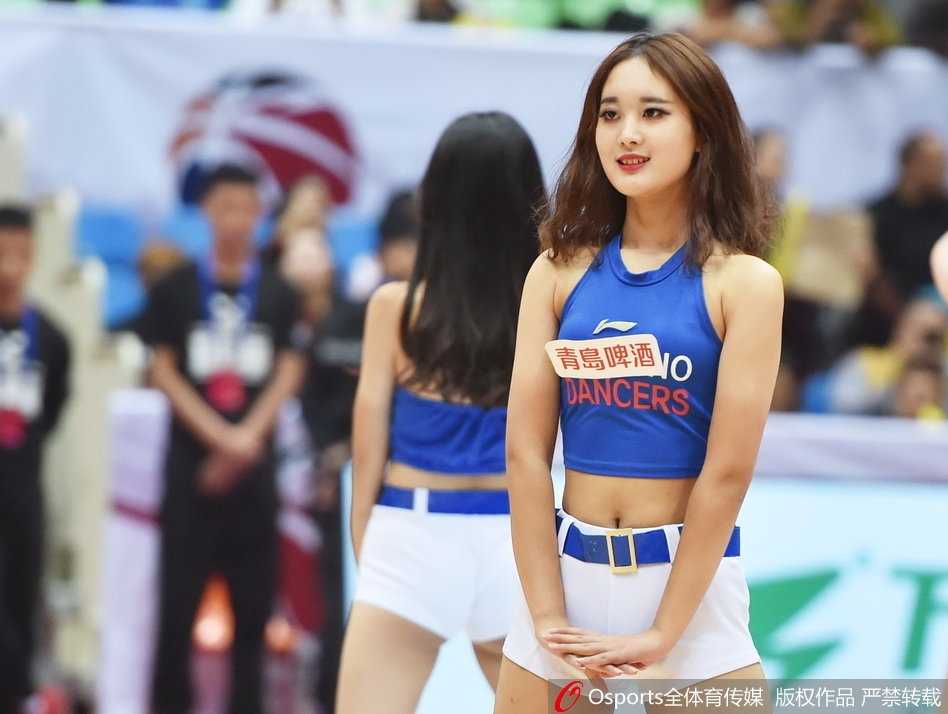 表演结束后，篮球宝贝们与现场观众热情互动，她们的笑容在灯光的映照下格外灿烂，展现出四川篮球宝贝青春洋溢的独特魅力