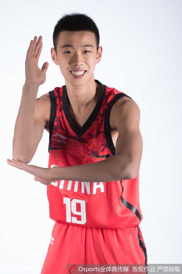 进球后的中国替补席瞬间沸腾，于楚涵和闫实兴奋地挥舞着手中的毛巾，脸上洋溢着发自内心的喜悦，为场上队友的精彩表现忘情欢呼。