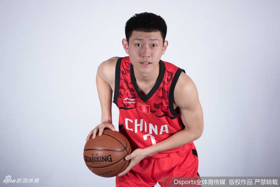 赛后，满头大汗的曲虹霖神情落寞地坐在板凳席，肩上披着毛巾，眼睛望向远方，虽然输掉了比赛，但眼神中依然透着一股不服输的倔强。