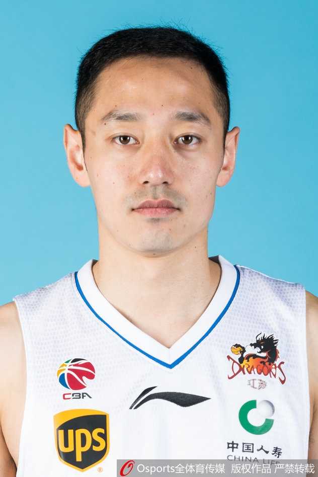 老将陈磊目光如炬死死贴住对手，手臂上暴起的青筋诉说着不甘与顽强。从北京到南京，这位三冠王老队长把最后的热血留给了江苏，用每一次贴身紧逼诠释着防守的真谛。