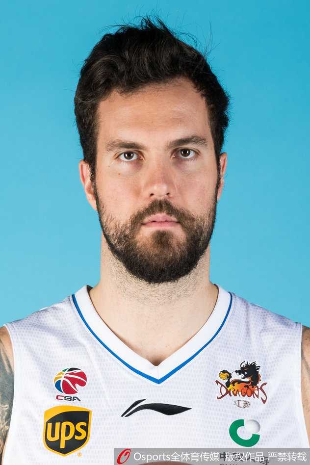 江苏肯帝亚全队在2017-2018赛季前的定妆照，众人神情肃穆整装待发。这一排排笔挺的身影，是那个赛季江苏篮球的希望之火，背后凝结着无数个日夜的汗水与梦想。