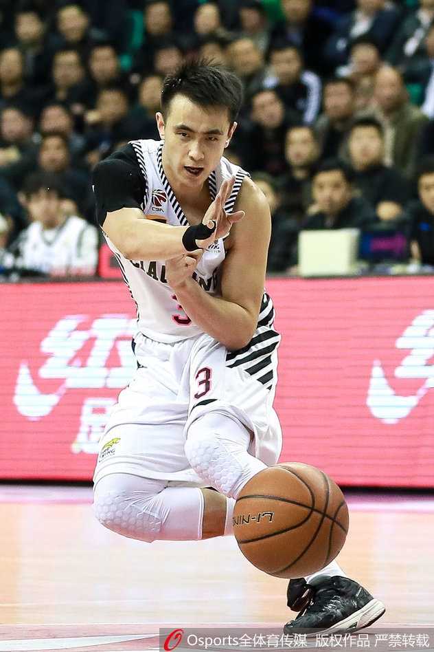 辽宁队核心控卫赵继伟在训练中穿裆过人，动作灵动飘逸，方硕在一旁紧盯防守，后卫线上的斗智斗勇火花四溅。