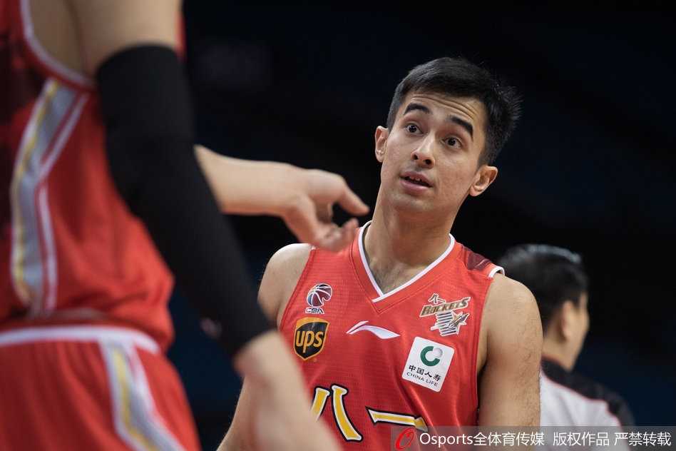 同曦外援希克森在八一内线群中腾空而起，以一记势大力沉的单手劈扣点燃全场，展现绝对的内线统治力。