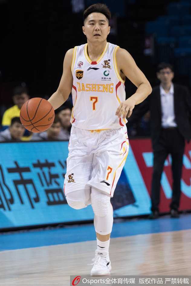 老将杨力在对方严密防守下强行突破，身体失衡前将球高高抛起，篮球神奇般打板入筐，赢得满堂彩。