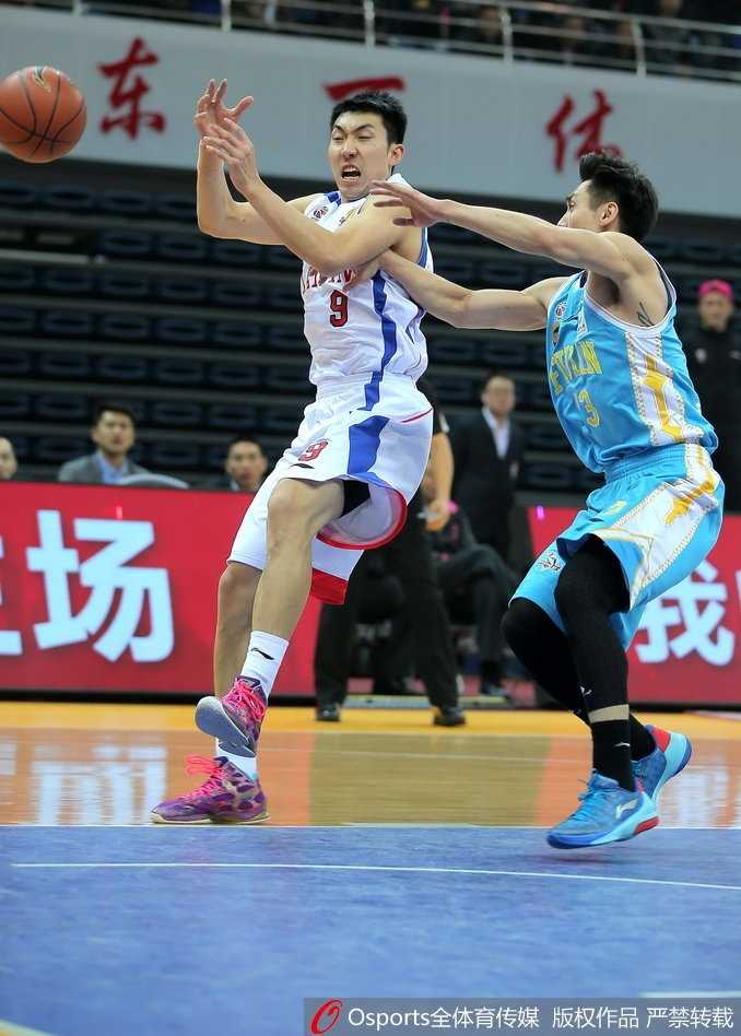 赵泰隆外线扬手命中三分，眼神坚毅，防守球员望球兴叹
