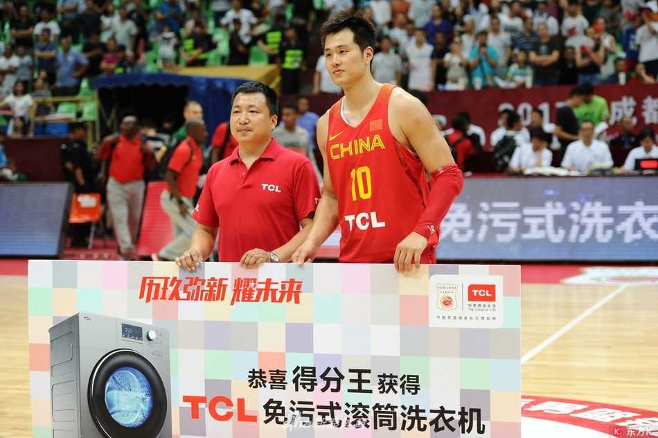 在对手的严密包夹之下，核心后卫赵继伟毫无惧色，他用一个灵巧的背后运球闪出空当，眼神坚定地寻找着前场的队友。