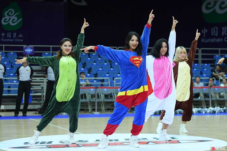 国际男篮挑战赛昆山激战,卡通宝贝热舞助阵点燃赛场 一位宝贝调皮地探出卡通大头,眼神灵动地望着镜头,细节中充满表演的感染力与趣味性