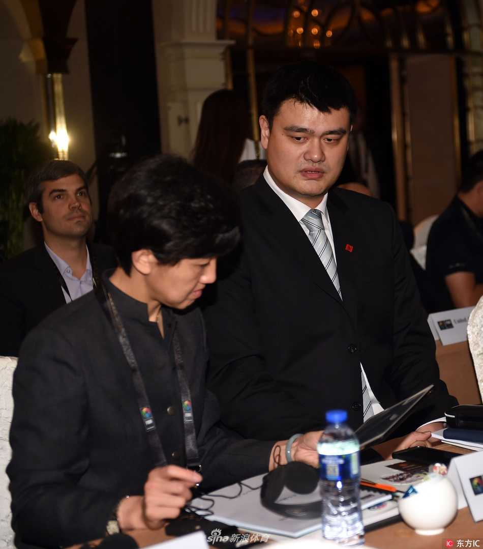 国际篮联香港中期大会落幕,姚明当选管理层委员开启新征程 会议间隙,姚明与俄罗斯篮协主席基里连科并肩而立,两人面带微笑轻松交谈,昔日赛场上的硝烟早已散去,如今作为管理者,他们的握手象征着合作与传承