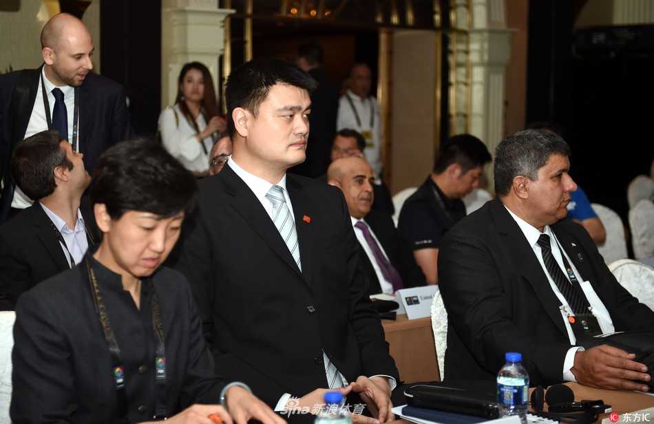 国际篮联香港中期大会落幕,姚明当选管理层委员开启新征程 宏伟的香港会议展览中心内,国际篮联中期仝人大会现场灯火通明,来自世界各地的代表们齐聚一堂,身后巨大的国际篮联标志格外醒目,象征着全球篮球运动的团结与未来
