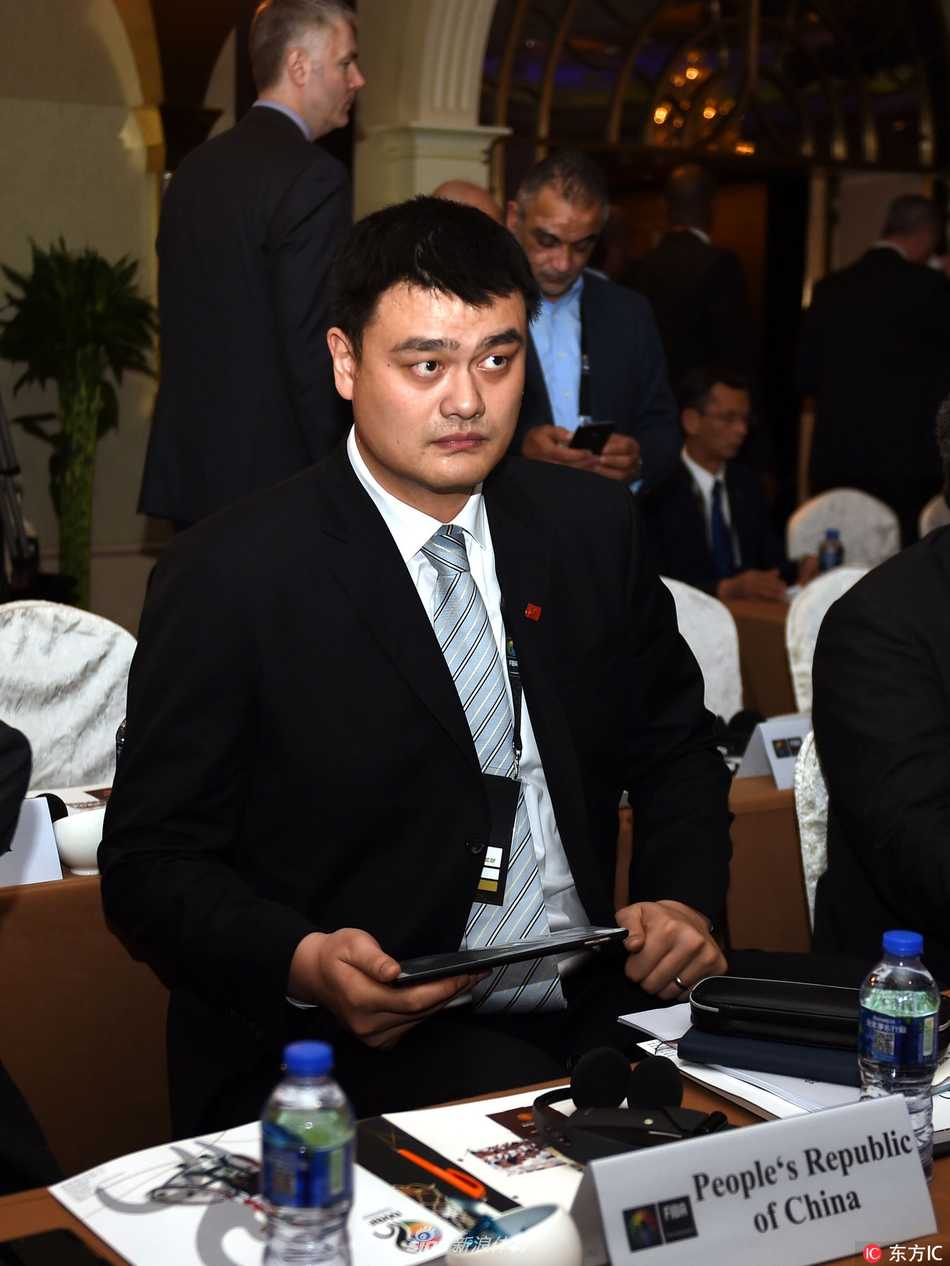 国际篮联香港中期大会落幕,姚明当选管理层委员开启新征程 香港维多利亚港畔的夜色璀璨,远处写字楼的灯光与近处会场的灯光交相辉映,象征着篮球运动在东方之珠的夜晚依然闪耀着活力与希望