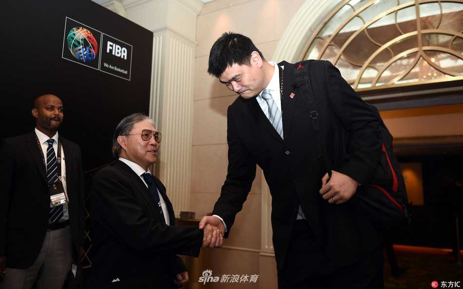 国际篮联香港中期大会落幕,姚明当选管理层委员开启新征程 在庄重的会议主会场内,姚明侧耳倾听其他代表的发言,他面前的桌牌清晰地标注着中国,显示出他作为中国篮球掌舵人参与国际事务的专注与投入