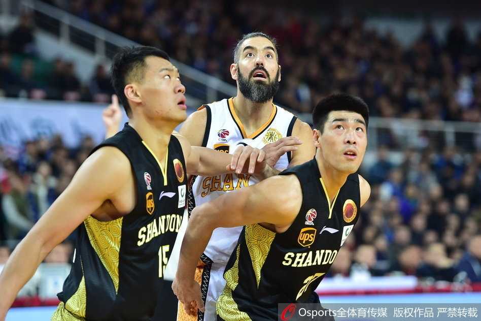 圣诞大战山西力擒山东止连败 斯科拉双二十送球迷大礼 斯科拉面对莫泰尤纳斯的防守,利用梦幻脚步在内线强打得手,阿根廷钻石闪耀全场