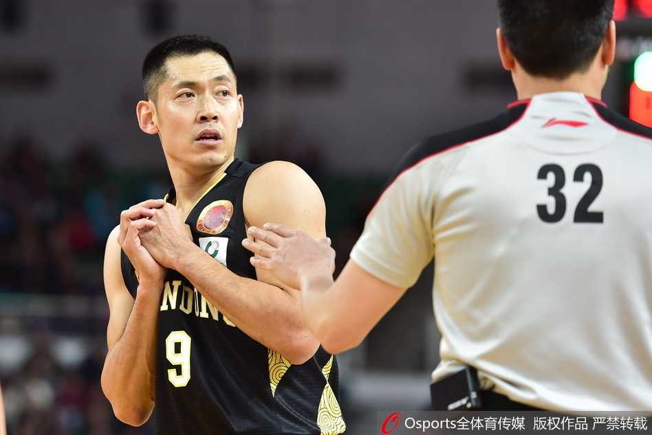 圣诞大战山西力擒山东止连败 斯科拉双二十送球迷大礼 山东外援劳森强行突破上篮,面对山西队三人合围依然将球送入篮筐