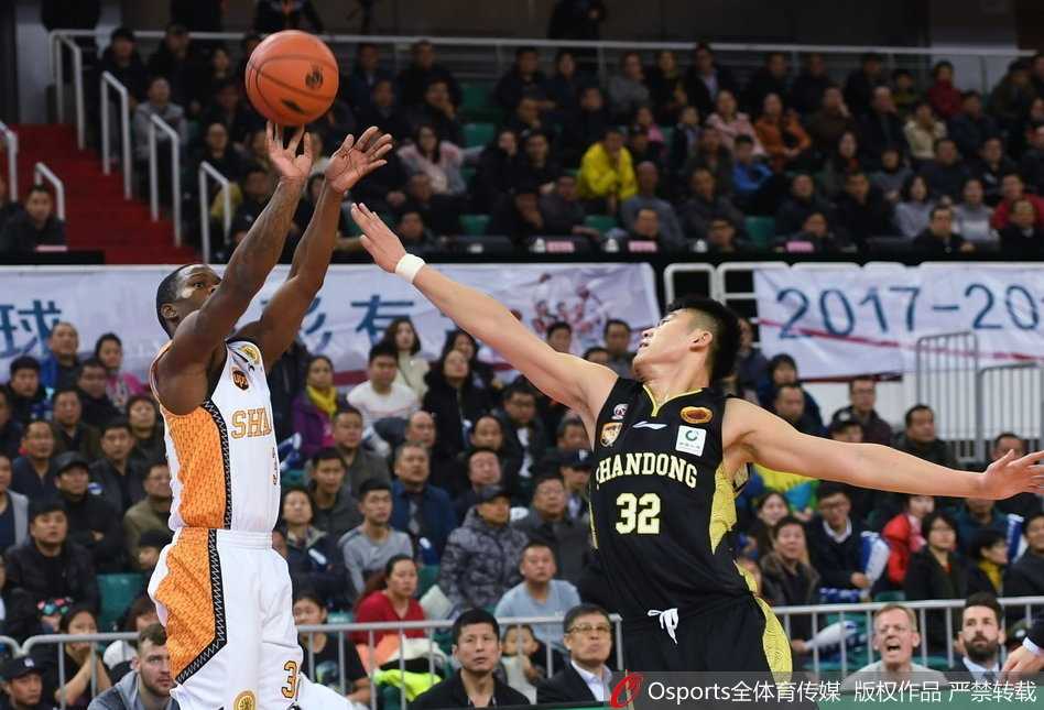 圣诞大战山西力擒山东止连败 斯科拉双二十送球迷大礼 斯科拉摘下关键防守篮板后迅速发动反击,双手大力传球给队友