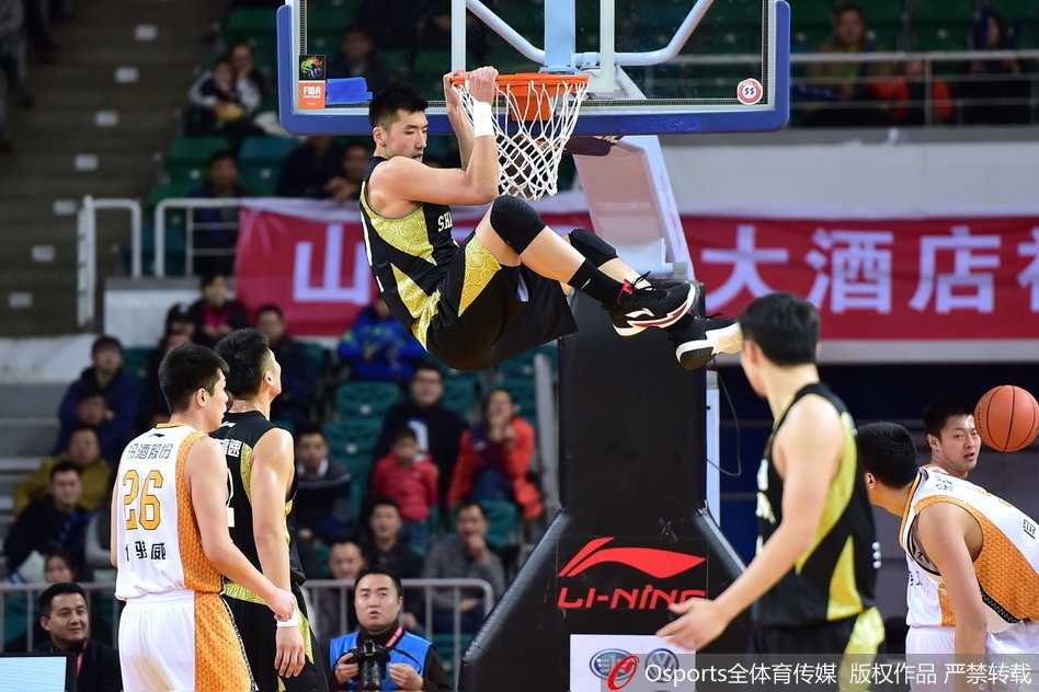 圣诞大战山西力擒山东止连败 斯科拉双二十送球迷大礼 山西队快攻机会,曾令旭高速运球推进,山东队张庆鹏奋力回追防守