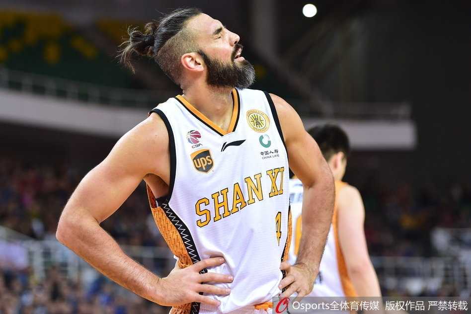 圣诞大战山西力擒山东止连败 斯科拉双二十送球迷大礼 山西射手李敬宇面对老东家山东队,三分线外手起刀落,上半场弹无虚发