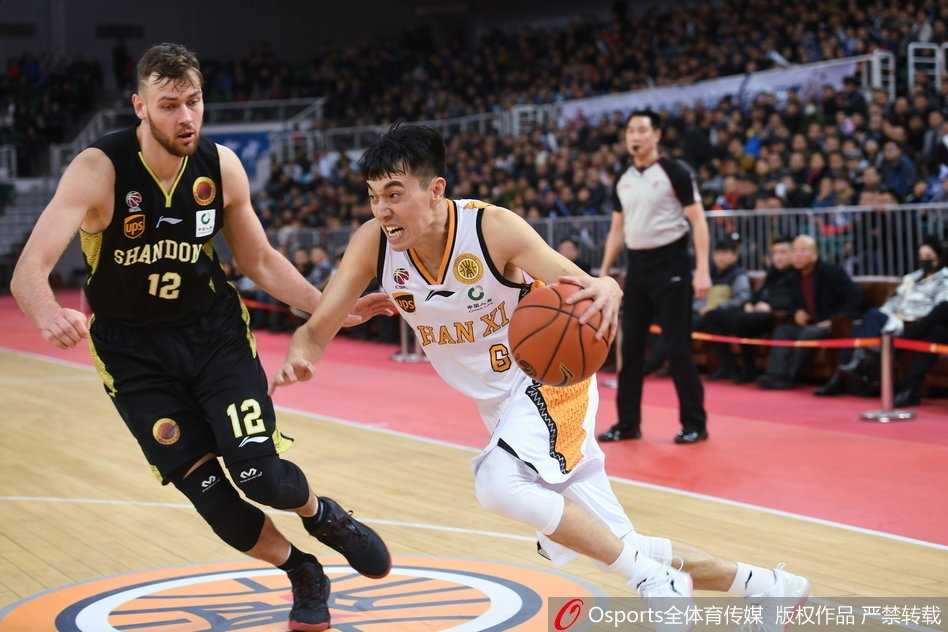 圣诞大战山西力擒山东止连败 斯科拉双二十送球迷大礼 沃伦面对山东队球员的贴防,自信出手三分,皮球划过完美弧线直坠网窝