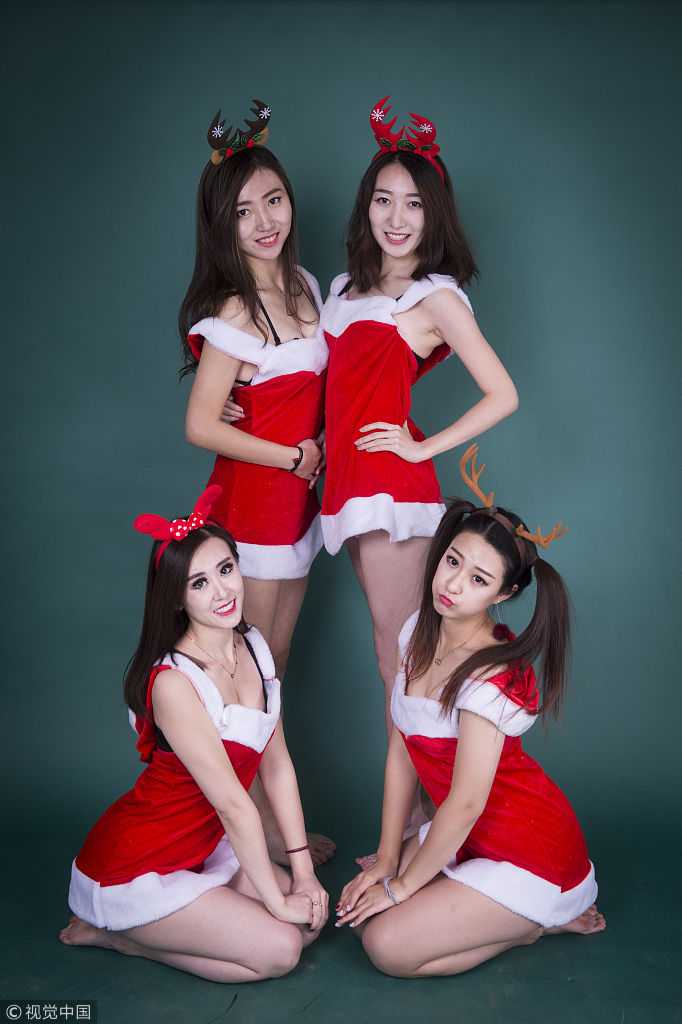 特写镜头下，一位篮球宝贝的圣诞妆容精致，小红帽下眼神灵动迷人