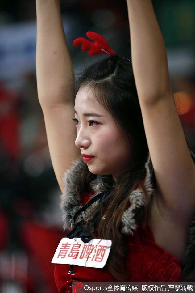 中场休息时，一位篮球宝贝转身回眸，修长的身姿在红色短裙的映衬下更显迷人。她不仅是赛场上的助威天使，更是这个圣诞夜晚最美丽的风景线。