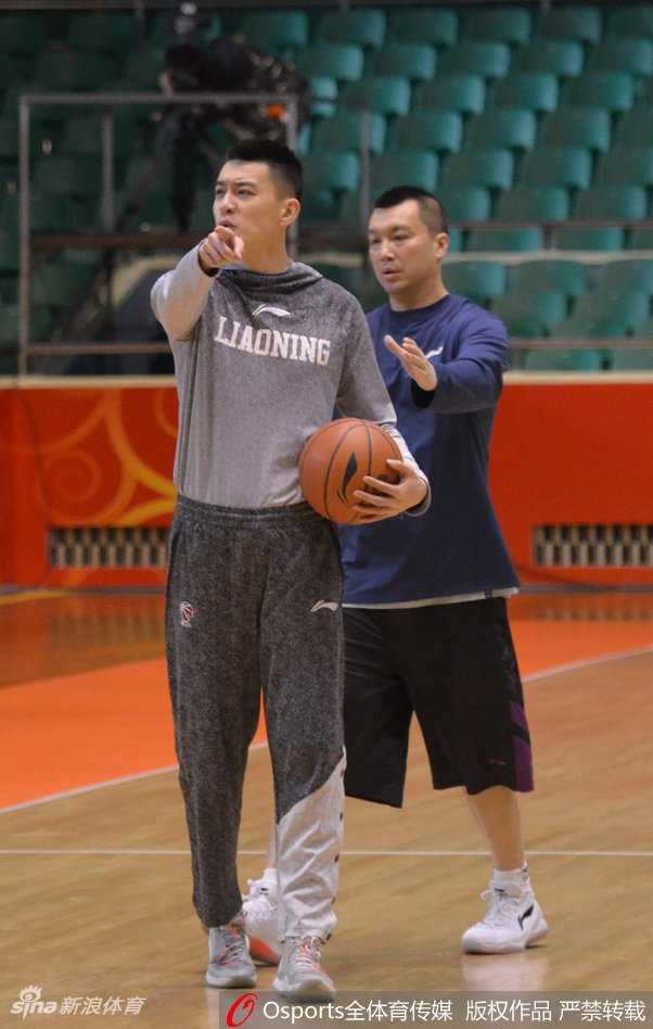 辽宁队员们在训练场上围成一团，有人手指向场边，表情愤怒，队长杨鸣站在中间试图与闯入场地的工作人员进行交涉。