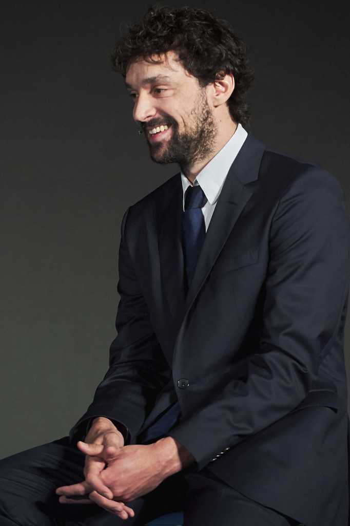 塞尔吉奥·鲁尔:全能指挥官加冕西甲与欧冠双料MVP的辉煌赛季 鲁尔在人群中高高跃起,上演单手抛射,这一刻他的眼中只有篮筐,无视一切防守干扰。