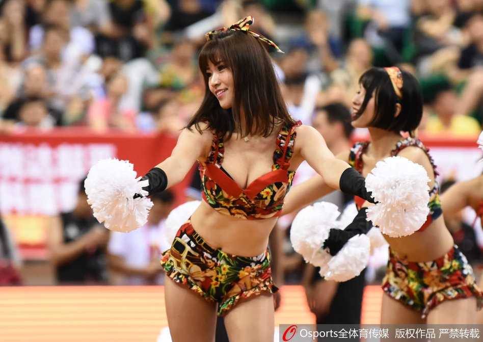 篮球宝贝们身着鲜艳的复古运动背心，露出迷人锁骨，在赛场中央随着动感节拍整齐舞动，灿烂的笑容仿佛夏日阳光。