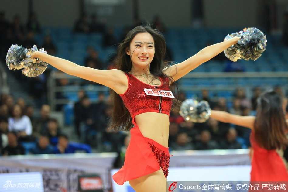 夏季联赛“最红”扇子舞小姐姐惊艳赛场,浙江蕞红啦啦队再添网红 扇子舞小姐姐特写镜头,她扎着高马尾,妆容清新,对着镜头比出剪刀手,眼中闪着自信的光芒