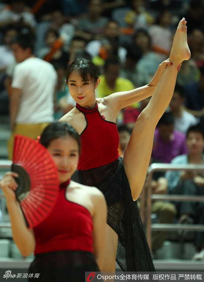 夏季联赛“最红”扇子舞小姐姐惊艳赛场,浙江蕞红啦啦队再添网红 浙江蕞红啦啦队全体成员身着红白队服,手持花球在球场上排出整齐队形,笑容灿烂感染力十足