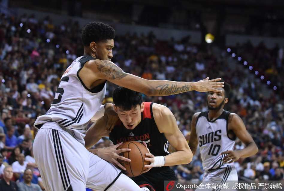 周琦在篮下卡住有利位置，张开双臂奋力要位，眼神坚定地等待着队友的传球。