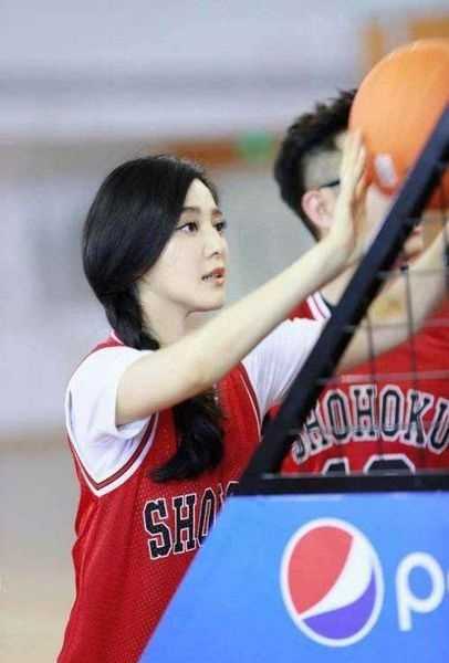 夏日球场甜心:女生篮球背心穿搭图鉴,解锁元气运动风 暖色灯光下,女孩身着篮球背心静坐,宽松的衣摆下是纤细的四肢,她手扶帽檐,神情若有所思,将运动装的活力与居家的宁静完美融合。