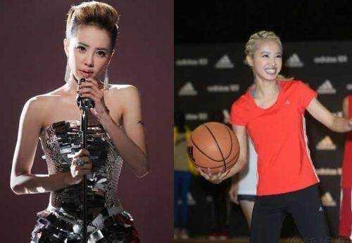 夏日球场甜心:女生篮球背心穿搭图鉴,解锁元气运动风 另一个温馨的视角下,女孩怀抱篮球,宽松的篮球背心衬托出她纤细的骨架,整个画面色调柔和,捕捉了运动装束下温柔而充满力量的少女瞬间。