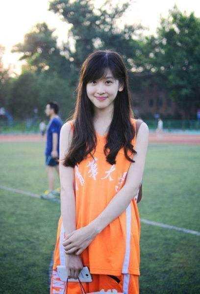 夏日球场甜心:女生篮球背心穿搭图鉴,解锁元气运动风 女孩高高束起马尾,身着篮球背心惬意地靠在沙发上,一手随意搭在膝上,姿态放松,尽显运动少女的元气与居家时刻的自在悠闲。