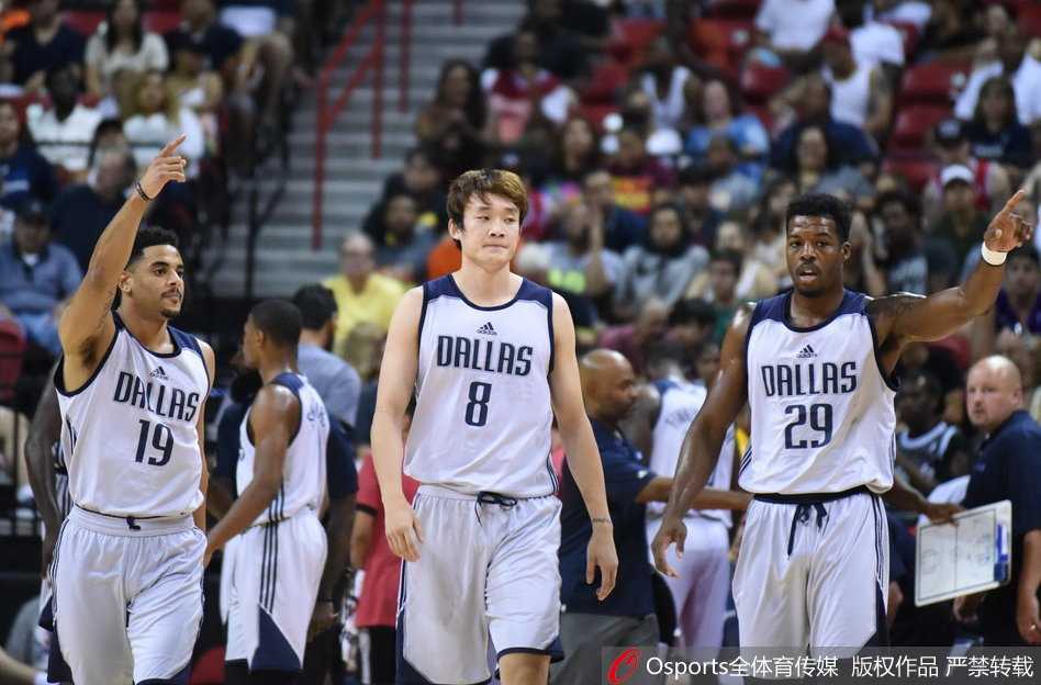 夏联征程虽落幕,追梦之心不熄灭:丁彦雨航的燃情夏天 面对湖人队更高大的内线球员,丁彦雨航毫无退缩,在篮下奋力卡位,拼抢篮板球,展现了出色的对抗能力。